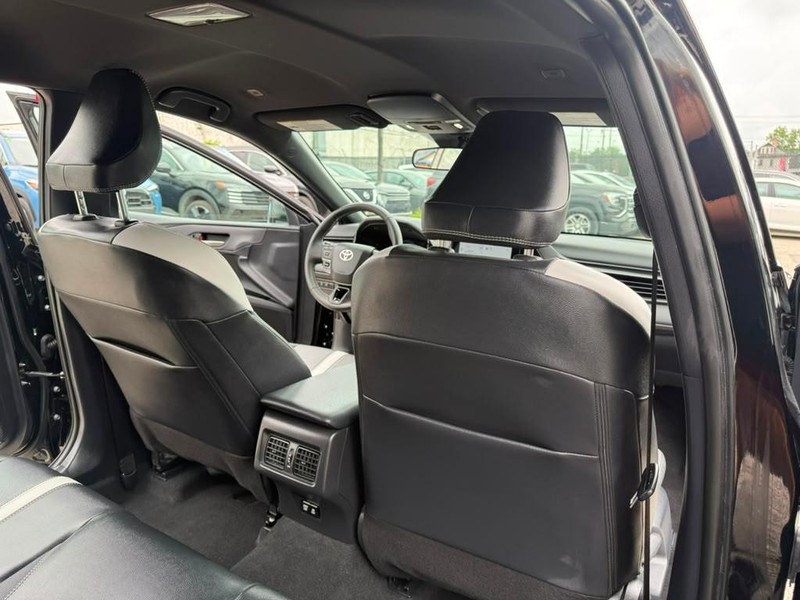 Toyota Camry Vehicle Full-screen Gallery Image 21