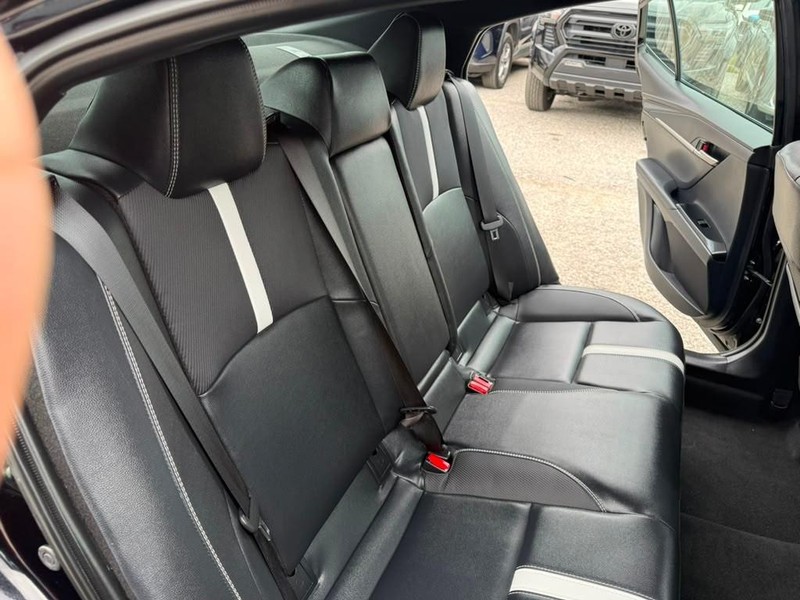 Toyota Camry Vehicle Full-screen Gallery Image 22