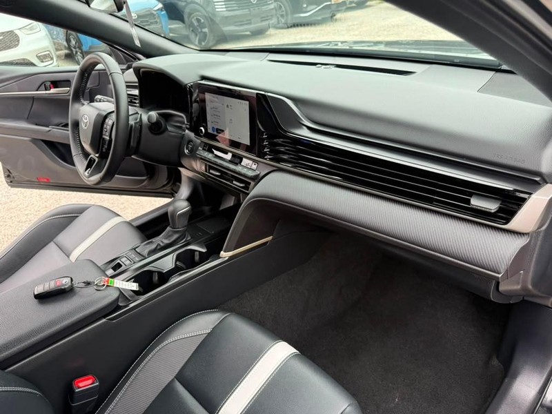 Toyota Camry Vehicle Full-screen Gallery Image 23
