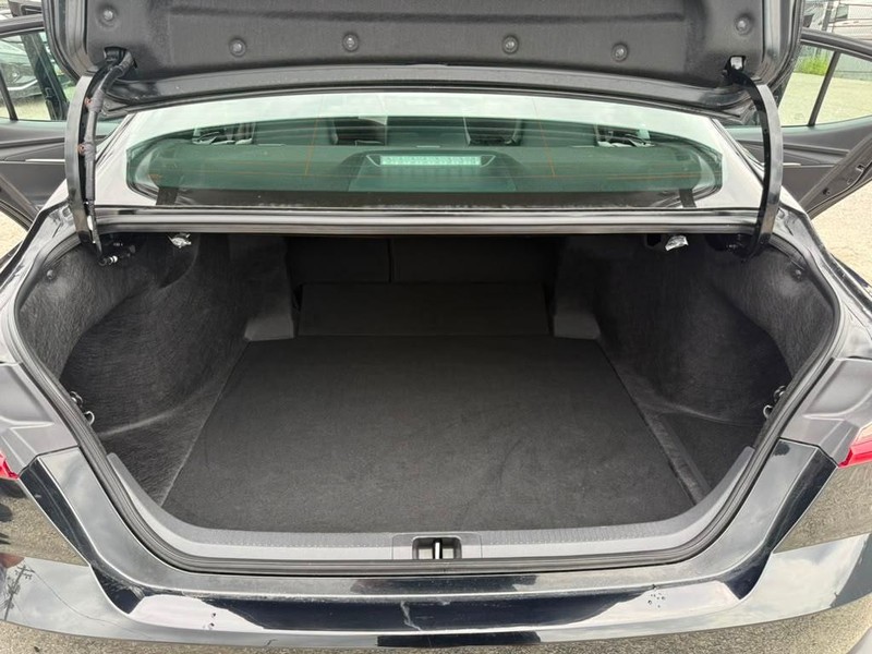 Toyota Camry Vehicle Full-screen Gallery Image 24