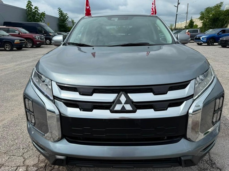 Mitsubishi Outlander Sport Vehicle Full-screen Gallery Image 3