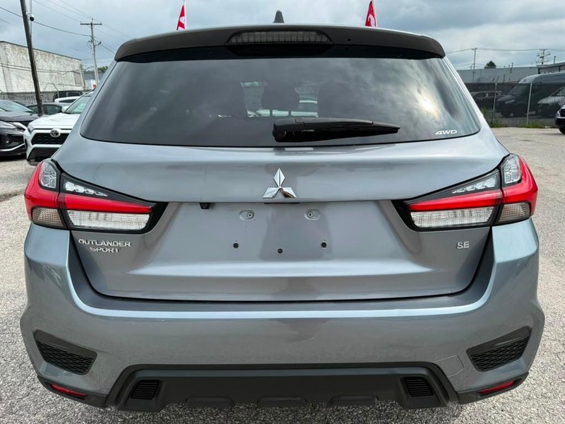 Mitsubishi Outlander Sport Vehicle Full-screen Gallery Image 9