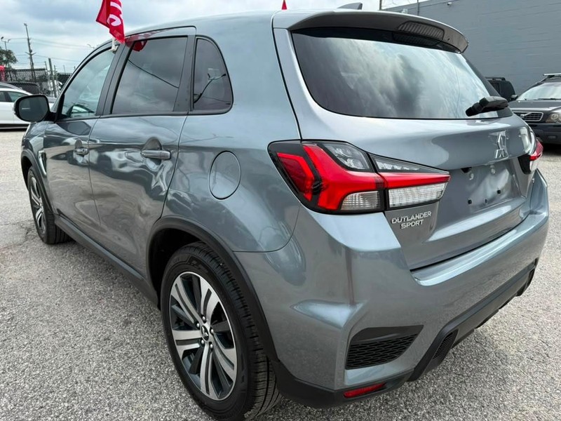 Mitsubishi Outlander Sport Vehicle Full-screen Gallery Image 12