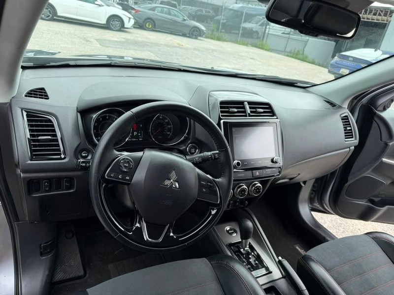 Mitsubishi Outlander Sport Vehicle Full-screen Gallery Image 13