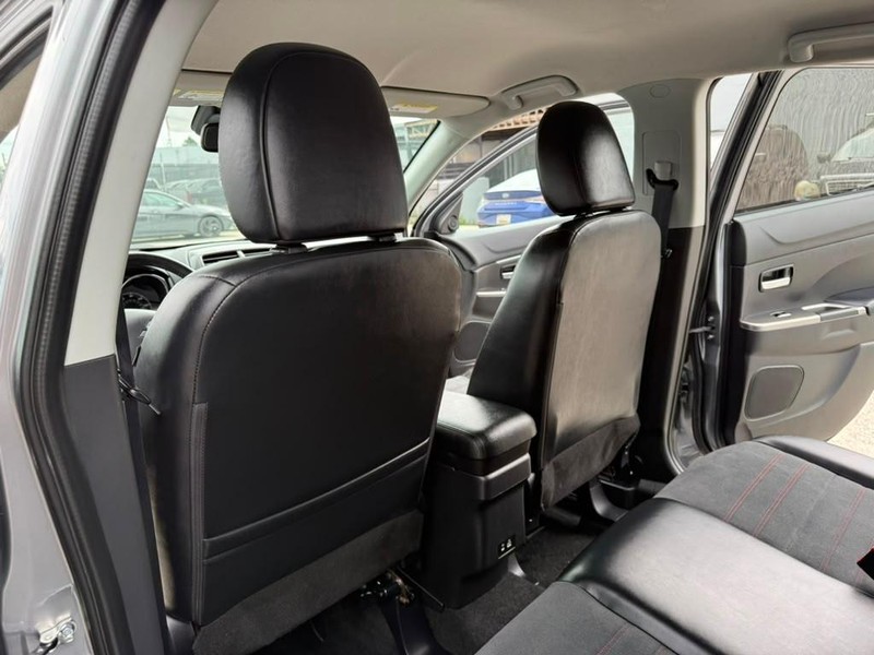 Mitsubishi Outlander Sport Vehicle Full-screen Gallery Image 15