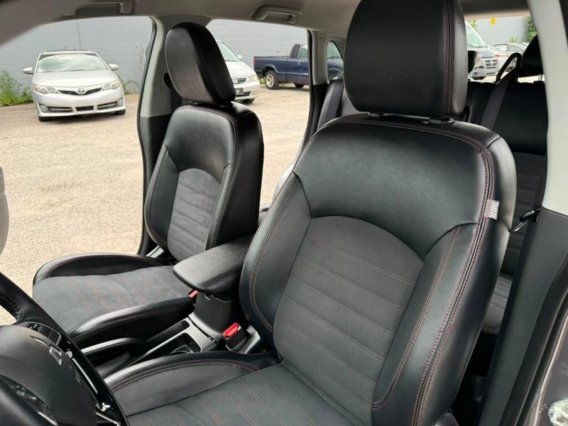 Mitsubishi Outlander Sport Vehicle Full-screen Gallery Image 16