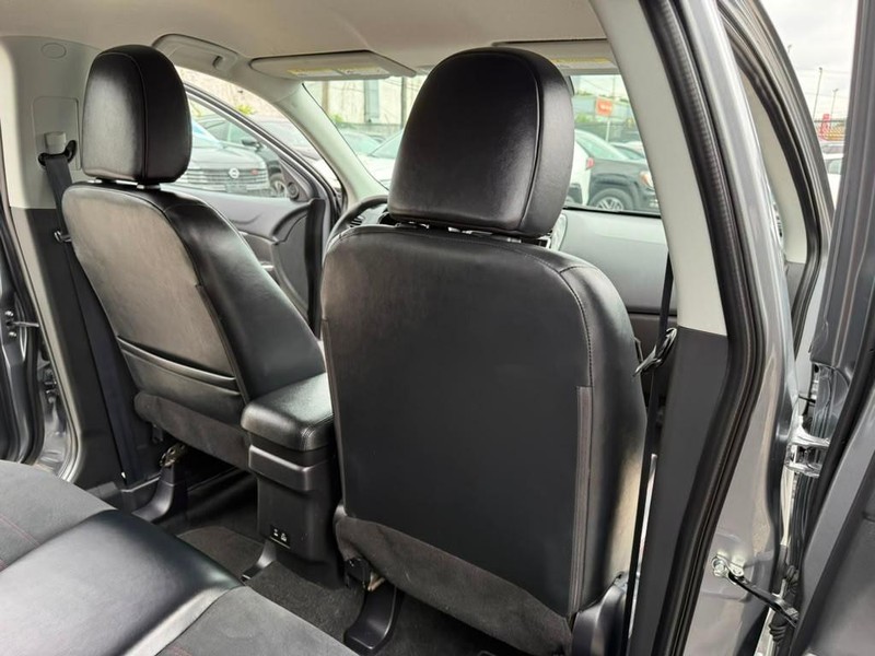 Mitsubishi Outlander Sport Vehicle Full-screen Gallery Image 21