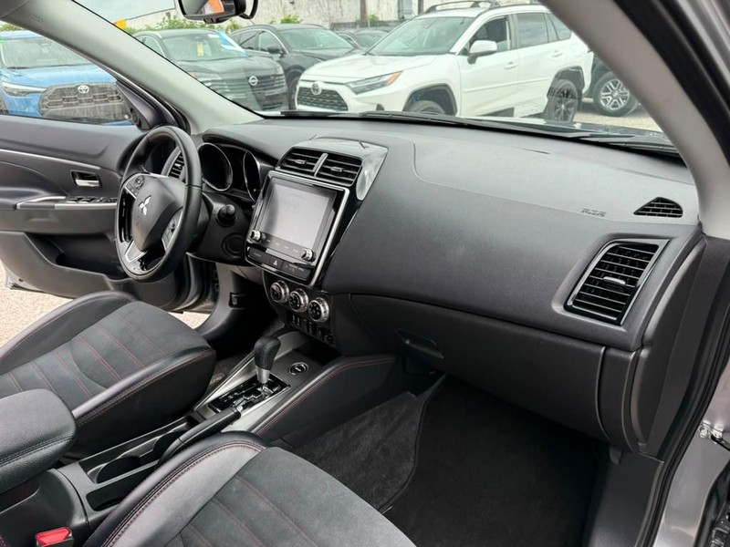 Mitsubishi Outlander Sport Vehicle Full-screen Gallery Image 22