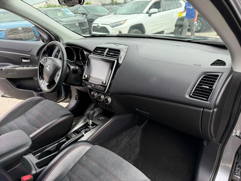 Mitsubishi Outlander Sport Vehicle Full-screen Gallery Image 23