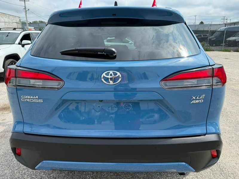 Toyota Corolla Cross Vehicle Full-screen Gallery Image 11