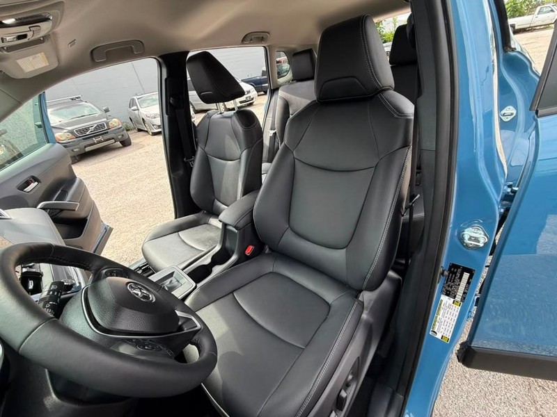 Toyota Corolla Cross Vehicle Full-screen Gallery Image 16