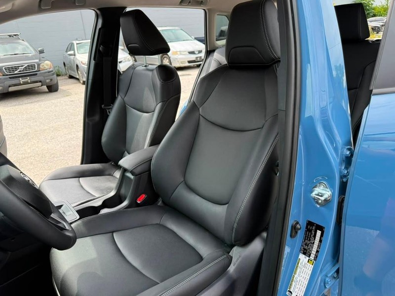 Toyota Corolla Cross Vehicle Full-screen Gallery Image 17