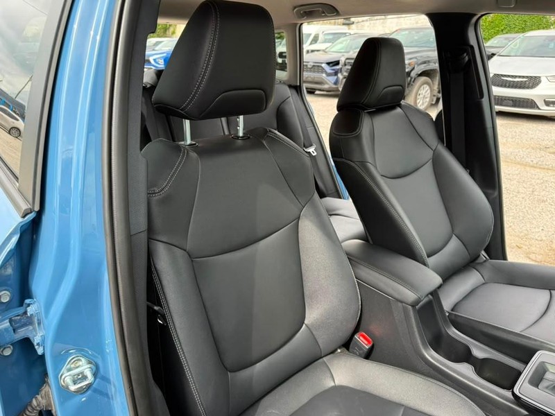 Toyota Corolla Cross Vehicle Full-screen Gallery Image 24