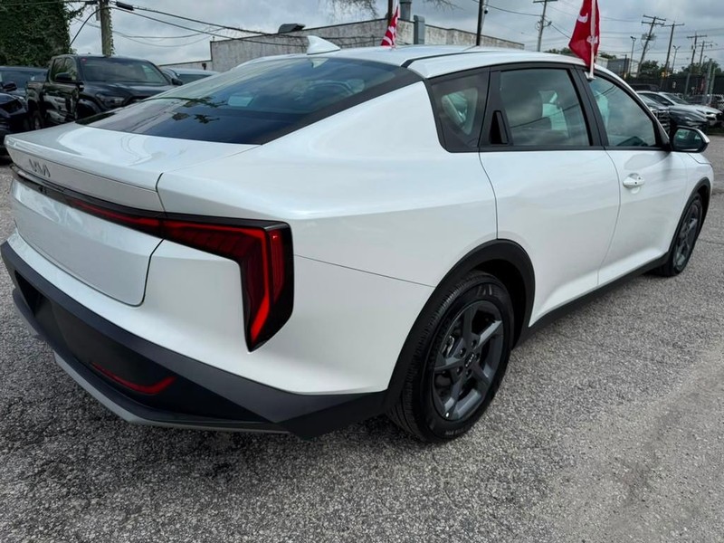 Kia K4 Vehicle Full-screen Gallery Image 7