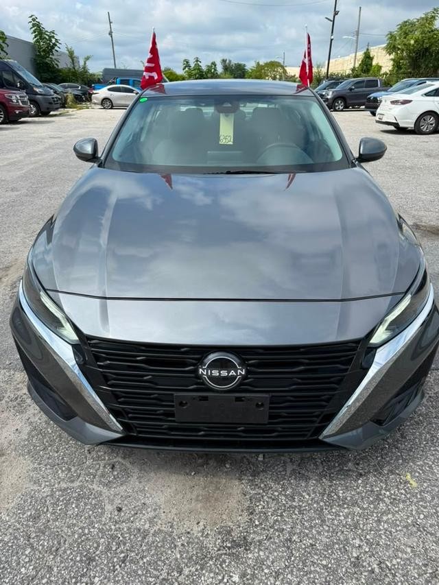 Nissan Altima Vehicle Full-screen Gallery Image 3