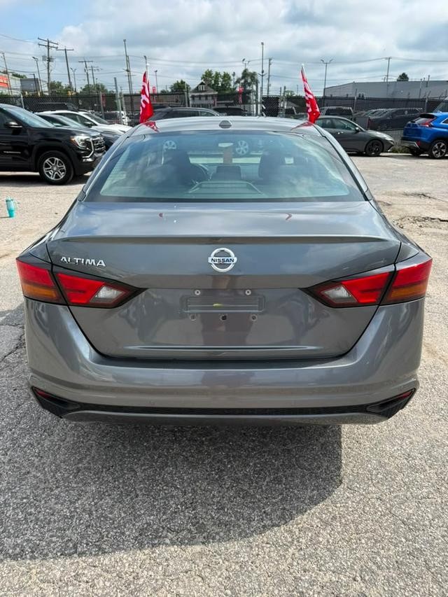 Nissan Altima Vehicle Full-screen Gallery Image 10