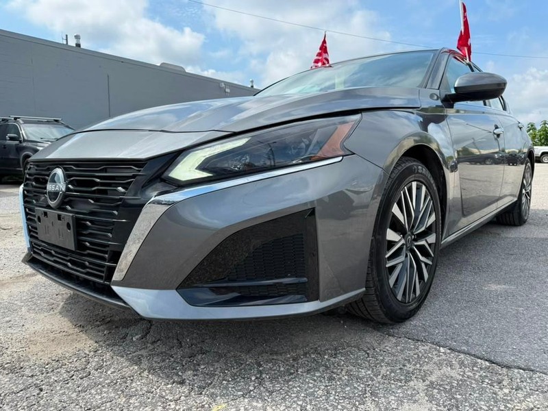 Nissan Altima Vehicle Full-screen Gallery Image 2
