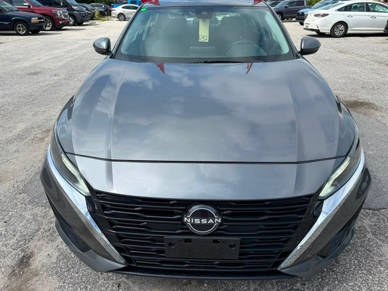 Nissan Altima Vehicle Full-screen Gallery Image 4