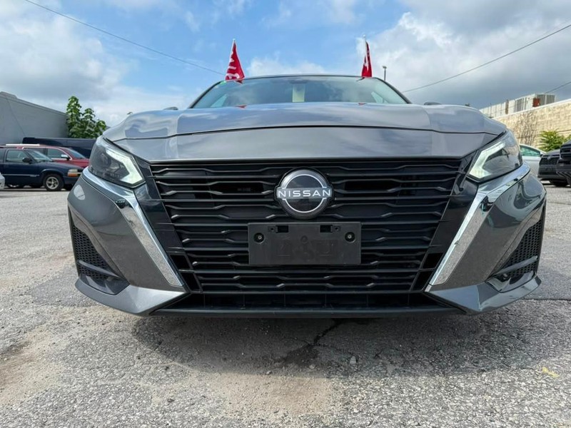 Nissan Altima Vehicle Full-screen Gallery Image 5