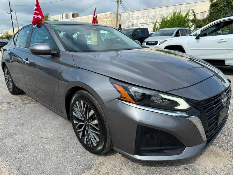 Nissan Altima Vehicle Full-screen Gallery Image 6
