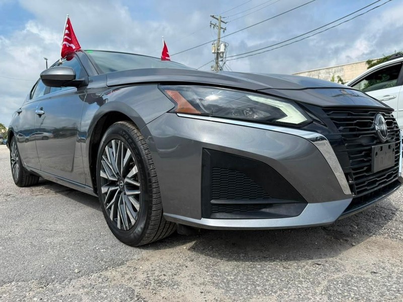 Nissan Altima Vehicle Full-screen Gallery Image 7