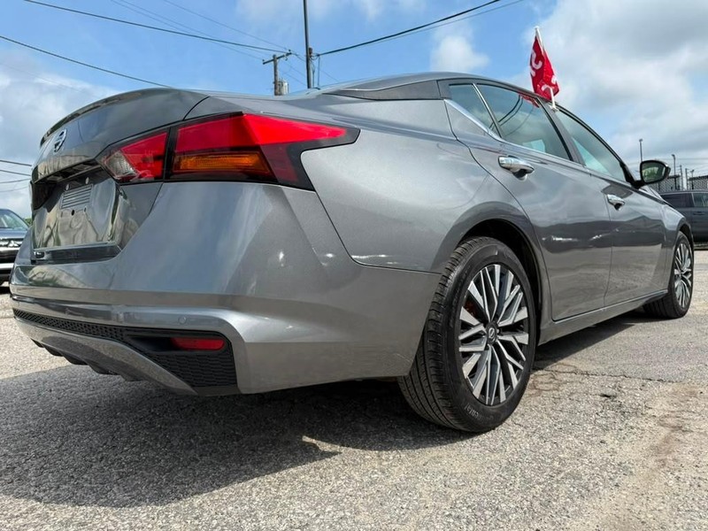 Nissan Altima Vehicle Full-screen Gallery Image 8