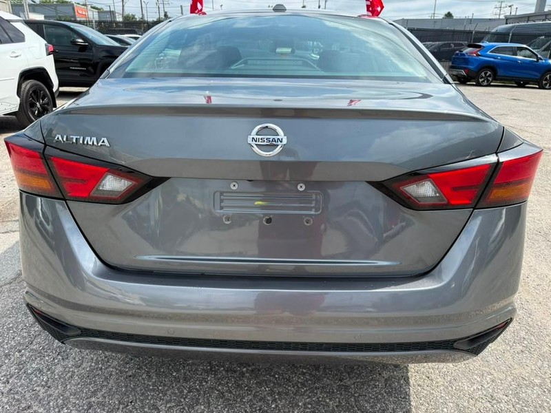 Nissan Altima Vehicle Full-screen Gallery Image 9