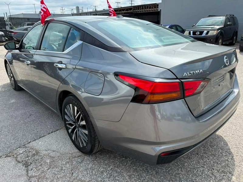 Nissan Altima Vehicle Full-screen Gallery Image 11