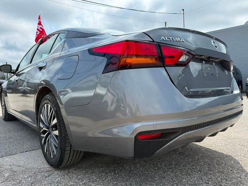 Nissan Altima Vehicle Full-screen Gallery Image 12