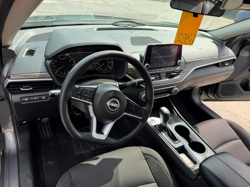 Nissan Altima Vehicle Full-screen Gallery Image 13