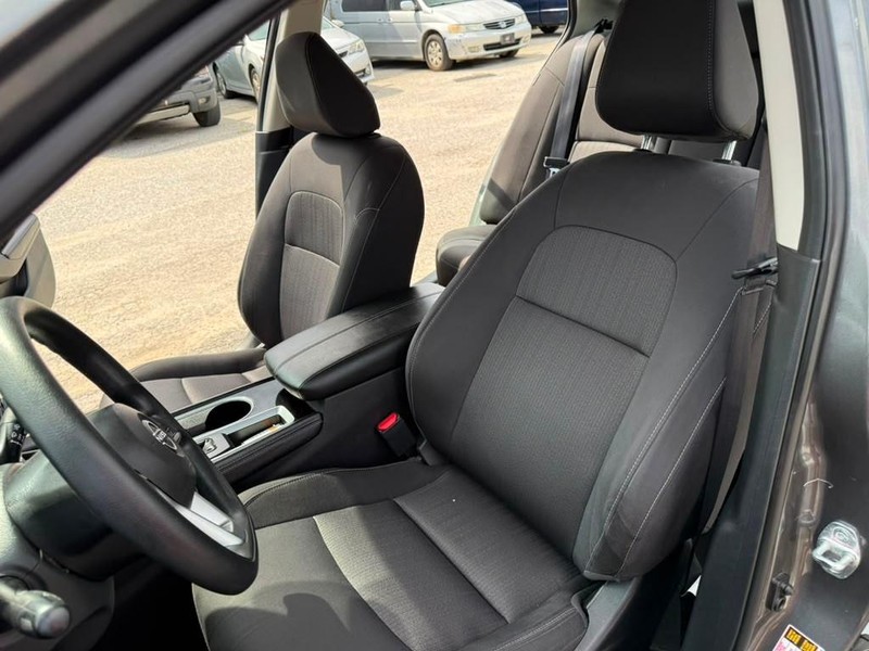 Nissan Altima Vehicle Full-screen Gallery Image 14