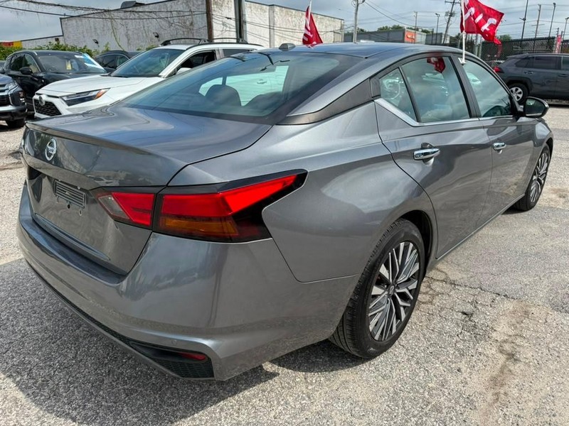 Nissan Altima Vehicle Full-screen Gallery Image 15