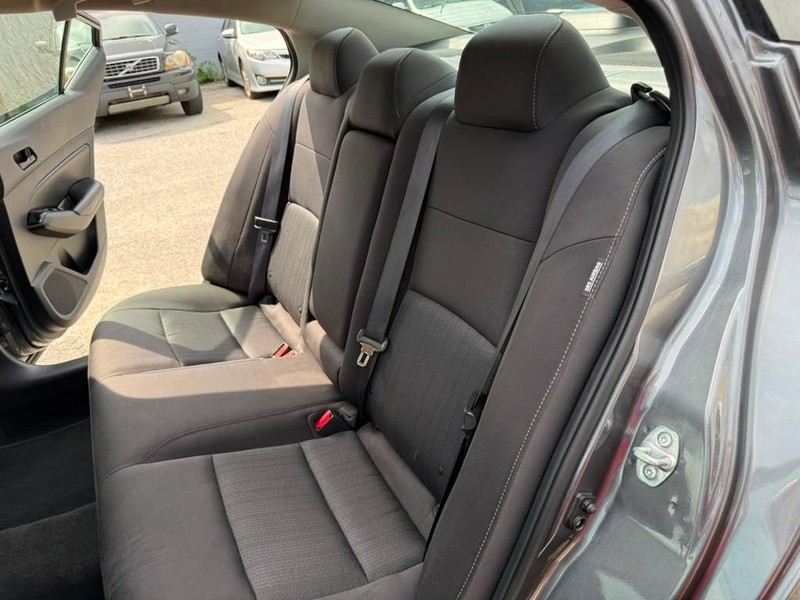 Nissan Altima Vehicle Full-screen Gallery Image 16