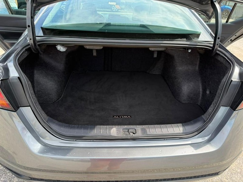 Nissan Altima Vehicle Full-screen Gallery Image 17