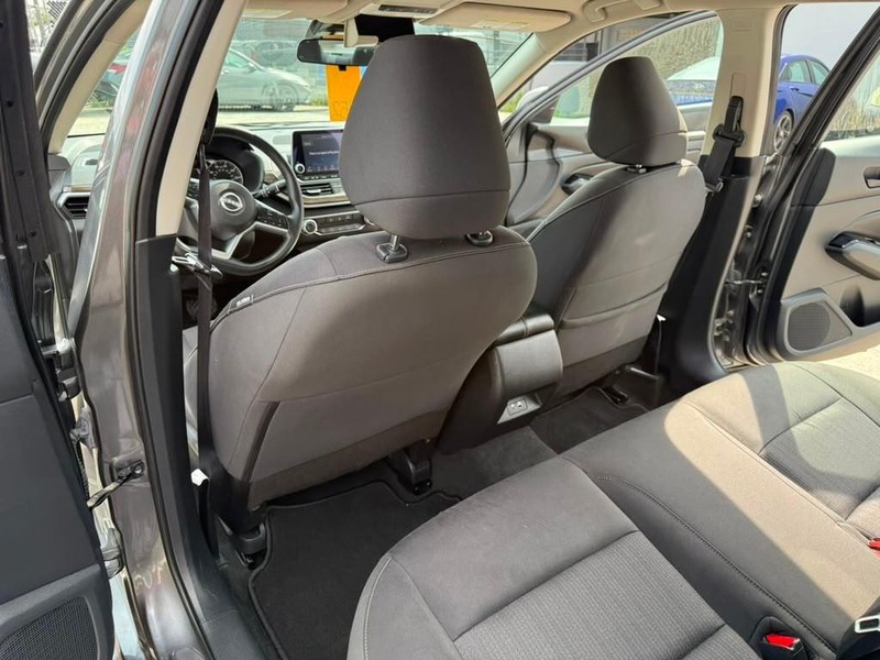Nissan Altima Vehicle Full-screen Gallery Image 18