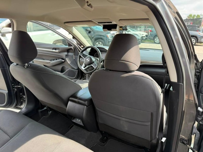 Nissan Altima Vehicle Full-screen Gallery Image 19