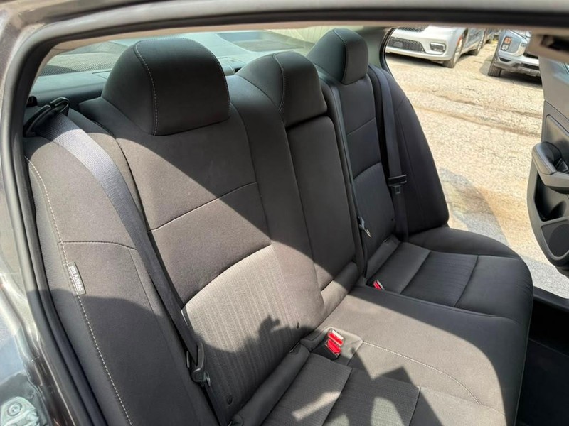 Nissan Altima Vehicle Full-screen Gallery Image 20