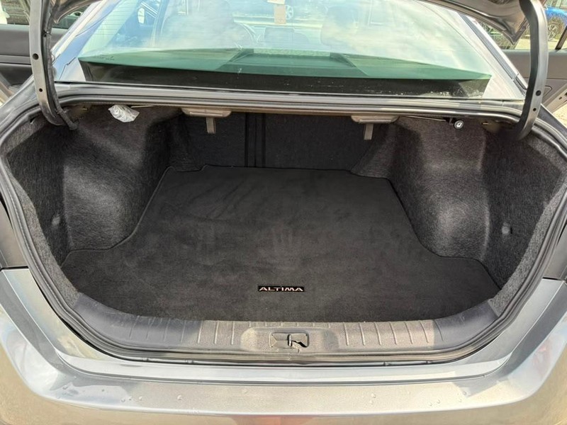 Nissan Altima Vehicle Full-screen Gallery Image 21