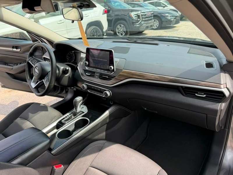 Nissan Altima Vehicle Full-screen Gallery Image 22