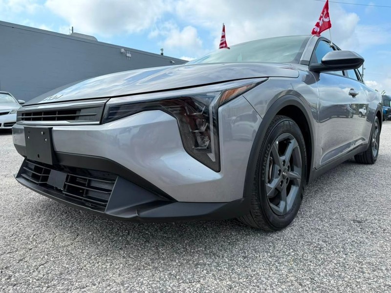 Kia K4 Vehicle Full-screen Gallery Image 2