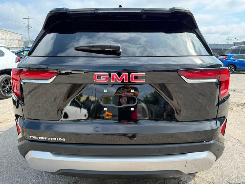 GMC Terrain Vehicle Full-screen Gallery Image 8