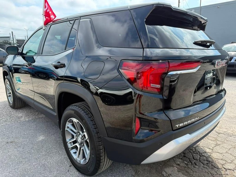 GMC Terrain Vehicle Full-screen Gallery Image 9