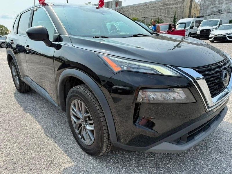 Nissan Rogue Vehicle Full-screen Gallery Image 4