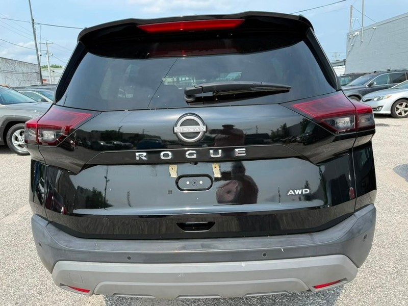 Nissan Rogue Vehicle Full-screen Gallery Image 8