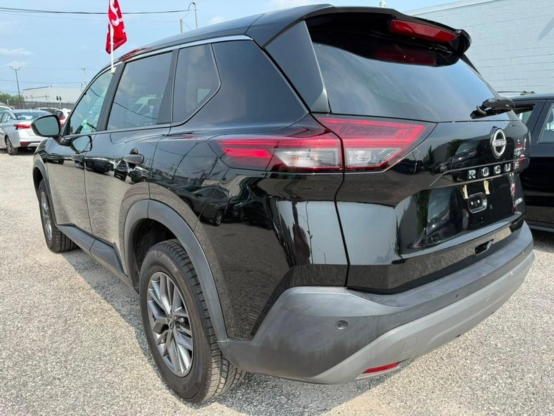 Nissan Rogue Vehicle Full-screen Gallery Image 9