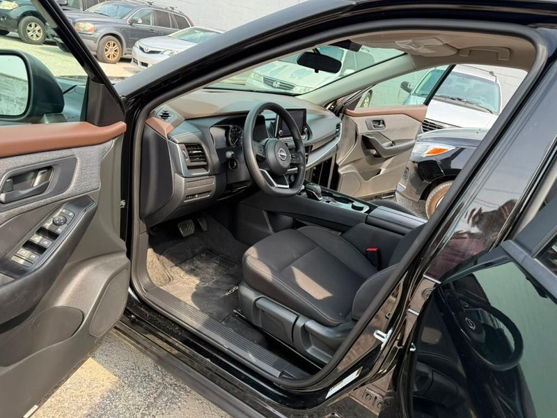 Nissan Rogue Vehicle Full-screen Gallery Image 11