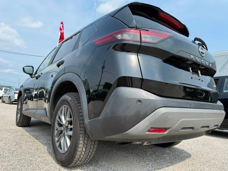 Nissan Rogue Vehicle Full-screen Gallery Image 12