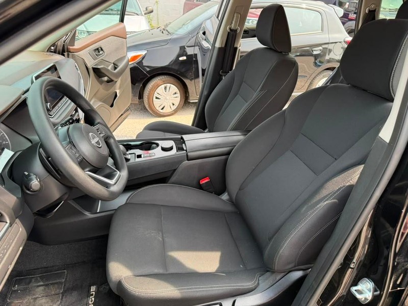 Nissan Rogue Vehicle Full-screen Gallery Image 13