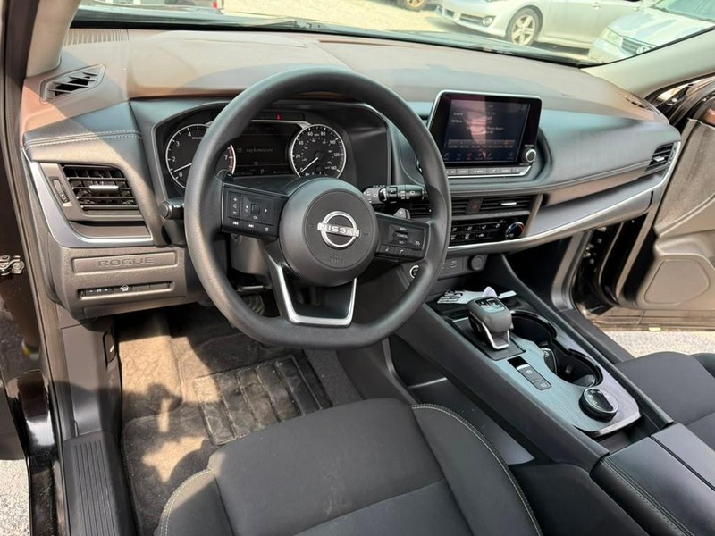 Nissan Rogue Vehicle Full-screen Gallery Image 14