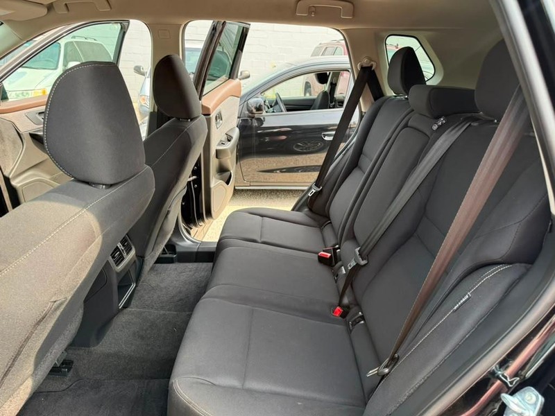 Nissan Rogue Vehicle Full-screen Gallery Image 15